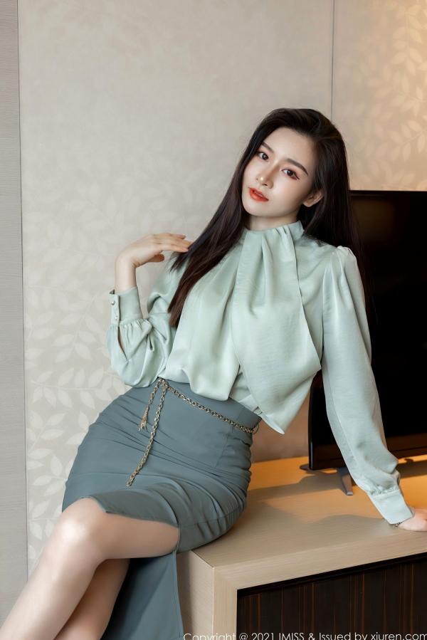 任育萱   IMiss爱蜜社-617-Vanessa-灰裙职业装OL制服与白色内衣诱惑-职场御姐私房写真实拍-2021.07.26第17张图片