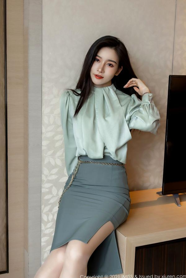 任育萱   IMiss爱蜜社-617-Vanessa-灰裙职业装OL制服与白色内衣诱惑-职场御姐私房写真实拍-2021.07.26第19张图片