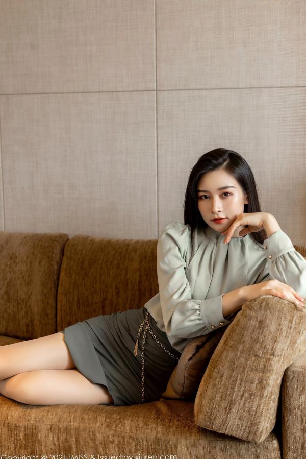 任育萱   IMiss爱蜜社-617-Vanessa-灰裙职业装OL制服与白色内衣诱惑-职场御姐私房写真实拍-2021.07.26第20张图片