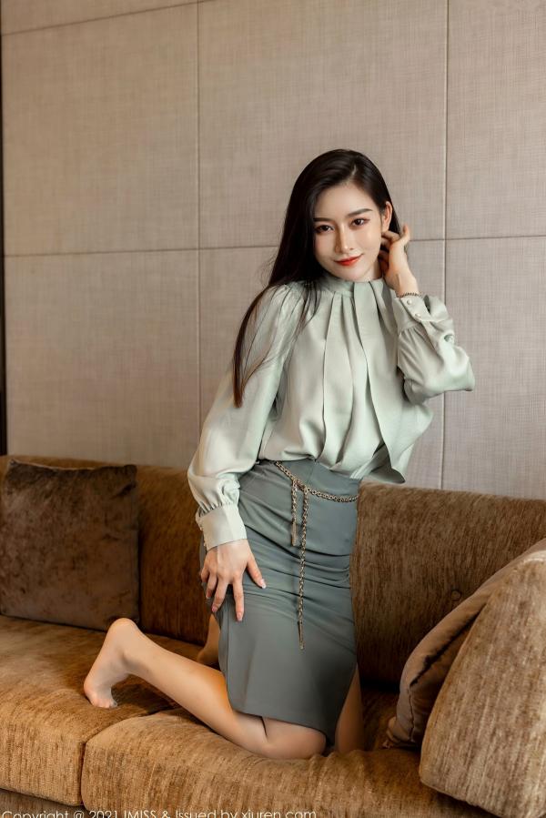 任育萱   IMiss爱蜜社-617-Vanessa-灰裙职业装OL制服与白色内衣诱惑-职场御姐私房写真实拍-2021.07.26第21张图片