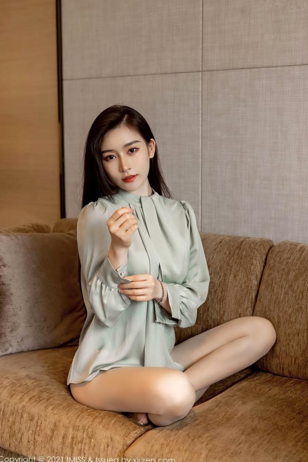 任育萱   IMiss爱蜜社-617-Vanessa-灰裙职业装OL制服与白色内衣诱惑-职场御姐私房写真实拍-2021.07.26第27张图片