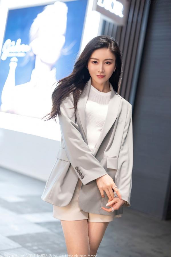 任育萱   IMiss爱蜜社-Vanessa职场OL装束与黑蕾丝内衣写真-办公室制服诱惑与性感私房美图第2张图片