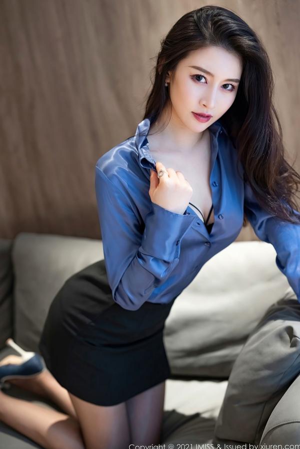 任育萱   IMiss爱蜜社604期：Vanessa职场OL蓝衬衫黑短裙性感套图，绝美黑丝私房诱惑写真第19张图片