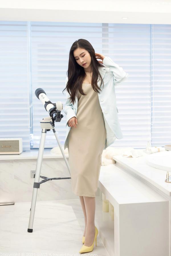 任育萱   IMiss爱蜜社-601-Vanessa-职场风浅色西装叠穿与清透白蕾丝吊带私房，知性与性感并存，极品身材极致诱惑第2张图片