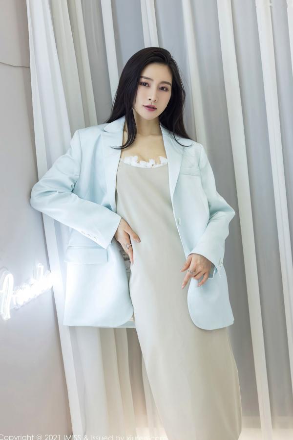 任育萱   IMiss爱蜜社-601-Vanessa-职场风浅色西装叠穿与清透白蕾丝吊带私房，知性与性感并存，极品身材极致诱惑第9张图片