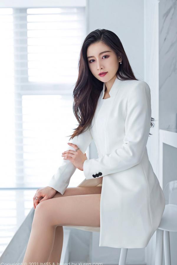 任育萱   IMiss爱蜜社-594-Vanessa-职场白领风白色外套搭配肉丝与性感内衣，都市丽人纯欲绝美私房写真-2021.05.19第4张图片