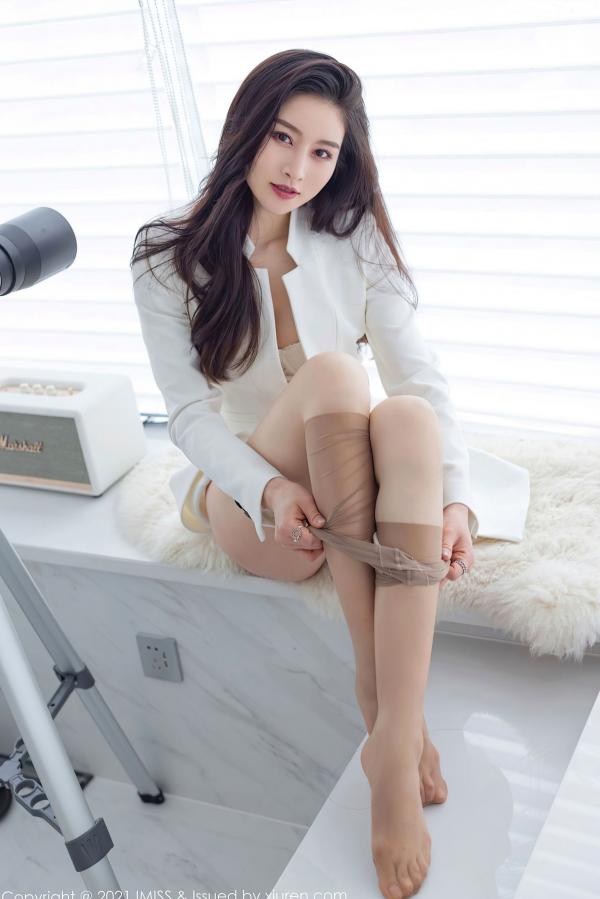 任育萱   IMiss爱蜜社-594-Vanessa-职场白领风白色外套搭配肉丝与性感内衣，都市丽人纯欲绝美私房写真-2021.05.19第23张图片