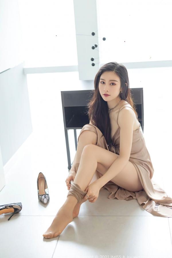 任育萱   IMiss爱蜜社592期Vanessa：居家吊带礼服与白色蕾丝睡衣私房写真，唯美优雅展现极致性感第19张图片