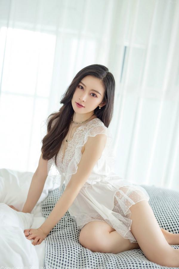 任育萱   IMiss爱蜜社592期Vanessa：居家吊带礼服与白色蕾丝睡衣私房写真，唯美优雅展现极致性感第27张图片