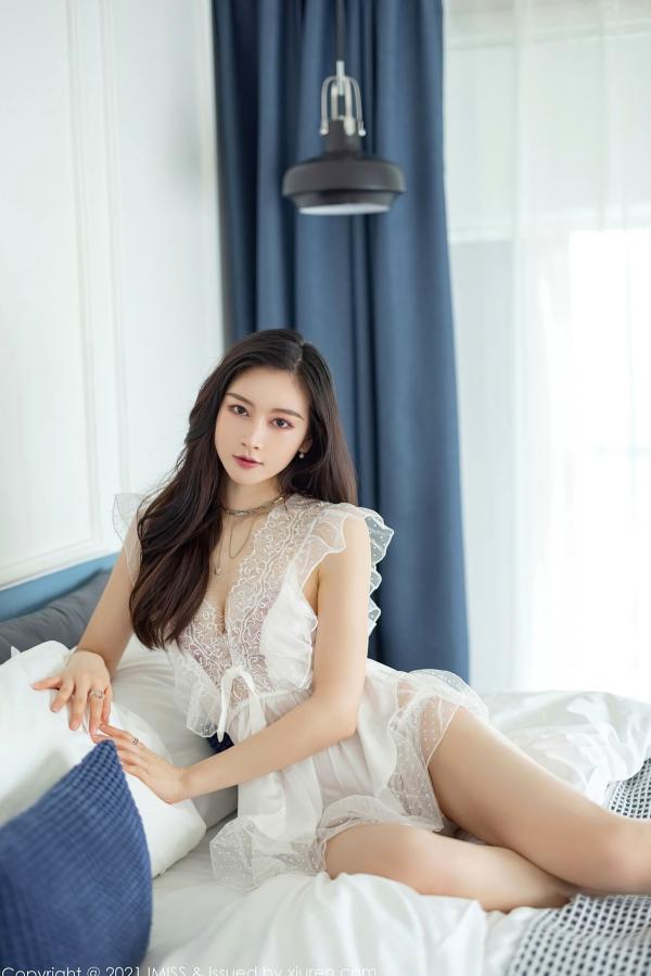 任育萱   IMiss爱蜜社592期Vanessa：居家吊带礼服与白色蕾丝睡衣私房写真，唯美优雅展现极致性感第28张图片