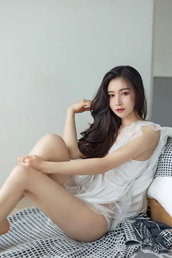 任育萱   IMiss爱蜜社592期Vanessa：居家吊带礼服与白色蕾丝睡衣私房写真，唯美优雅展现极致性感第34张图片