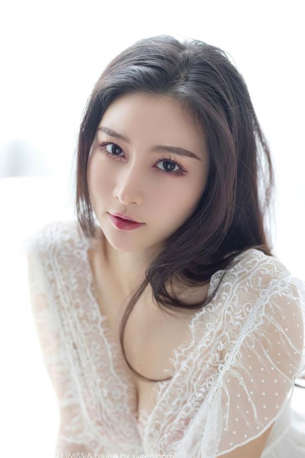 任育萱   IMiss爱蜜社592期Vanessa：居家吊带礼服与白色蕾丝睡衣私房写真，唯美优雅展现极致性感第40张图片