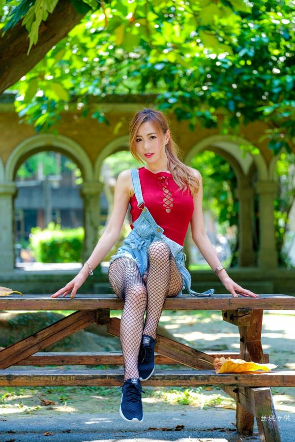 Abbie Huang 黄艾比  台湾正妹_黄艾比户外清新写真集：红色绑带背心搭配牛仔背带裤与网袜，尽显青春活力美腿第2张图片