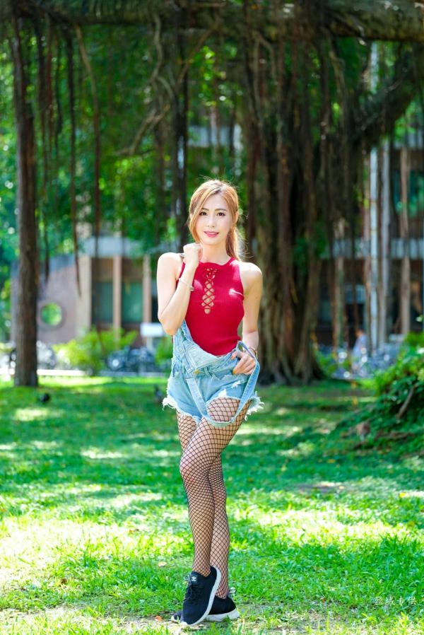 Abbie Huang 黄艾比  台湾正妹_黄艾比户外清新写真集：红色绑带背心搭配牛仔背带裤与网袜，尽显青春活力美腿第8张图片