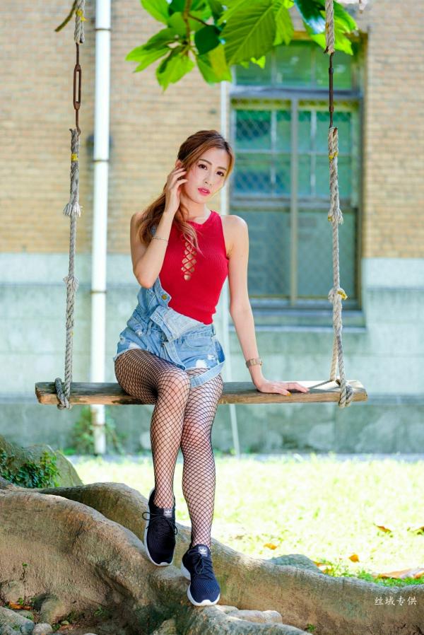 Abbie Huang 黄艾比  台湾正妹_黄艾比户外清新写真集：红色绑带背心搭配牛仔背带裤与网袜，尽显青春活力美腿第23张图片