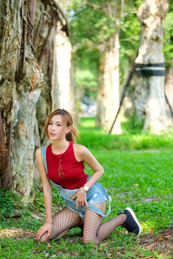 Abbie Huang 黄艾比  台湾正妹_黄艾比户外清新写真集：红色绑带背心搭配牛仔背带裤与网袜，尽显青春活力美腿第34张图片