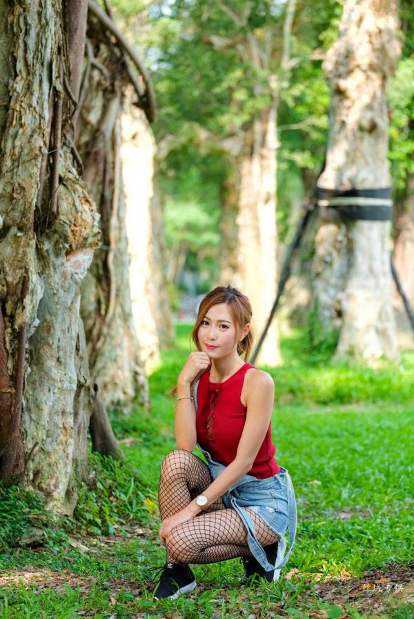 Abbie Huang 黄艾比  台湾正妹_黄艾比户外清新写真集：红色绑带背心搭配牛仔背带裤与网袜，尽显青春活力美腿第43张图片