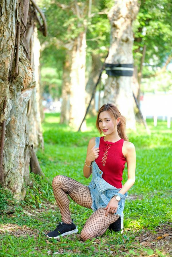 Abbie Huang 黄艾比  台湾正妹_黄艾比户外清新写真集：红色绑带背心搭配牛仔背带裤与网袜，尽显青春活力美腿第44张图片