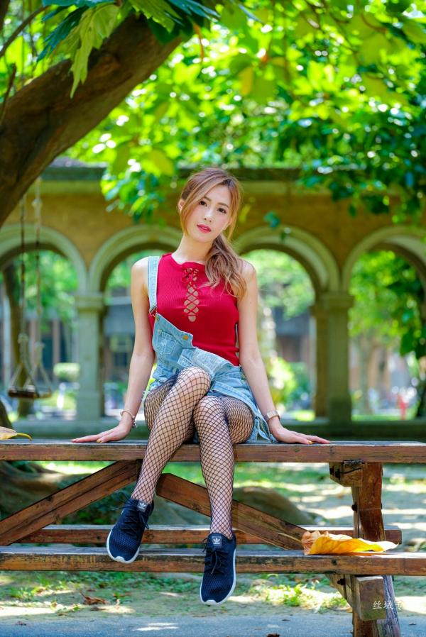Abbie Huang 黄艾比  台湾正妹_黄艾比户外清新写真集：红色绑带背心搭配牛仔背带裤与网袜，尽显青春活力美腿第50张图片