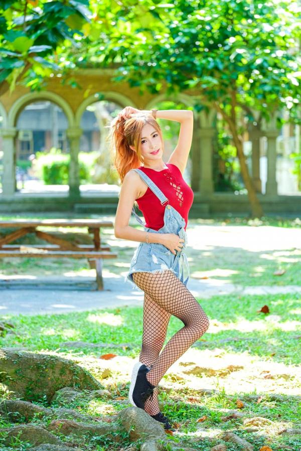 Abbie Huang 黄艾比  台湾正妹_黄艾比户外清新写真集：红色绑带背心搭配牛仔背带裤与网袜，尽显青春活力美腿第53张图片
