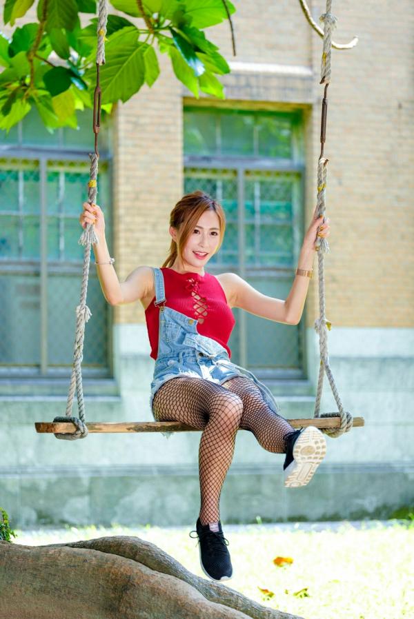 Abbie Huang 黄艾比  台湾正妹_黄艾比户外清新写真集：红色绑带背心搭配牛仔背带裤与网袜，尽显青春活力美腿第61张图片