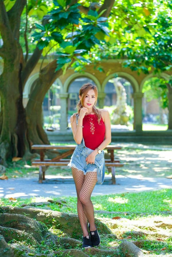 Abbie Huang 黄艾比  台湾正妹_黄艾比户外清新写真集：红色绑带背心搭配牛仔背带裤与网袜，尽显青春活力美腿第82张图片