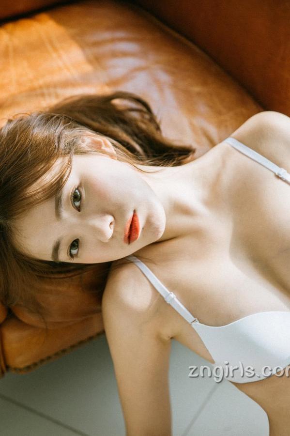 하늘 Ha Neul 南韩超人气网红Ha Neul 初成熟的内衣模特儿第1张图片