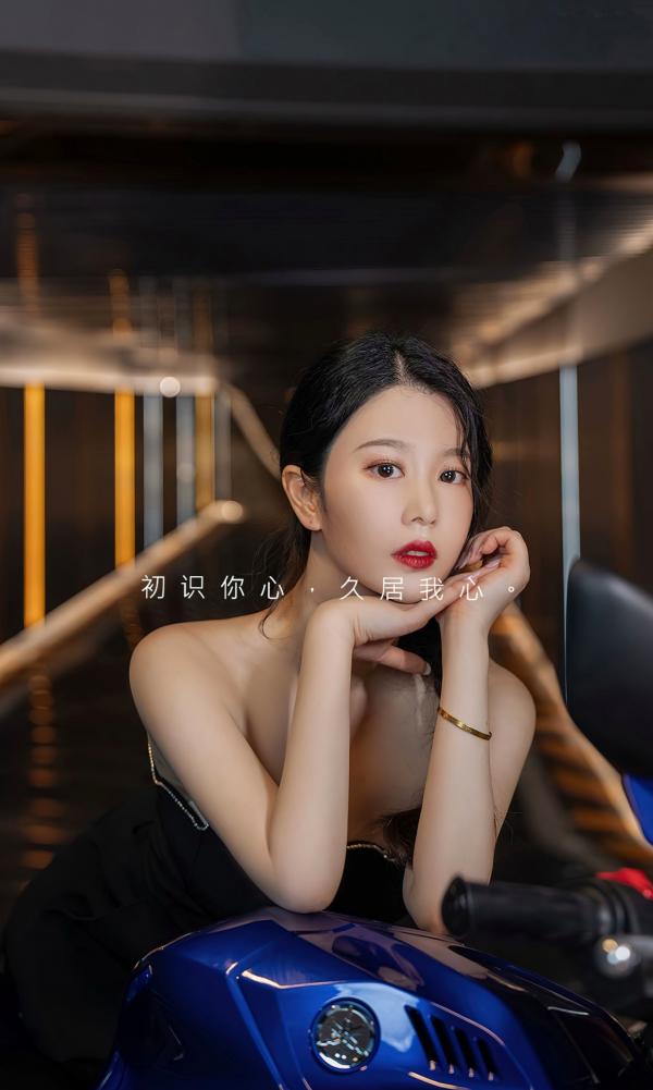 鍾晴 钟晴  UGirlsApp尤果圈爱尤物-2661-钟晴-《想牵你的手》机车女神，黑色短裙御姐，冷艳诱惑，车库街拍写真第1张图片