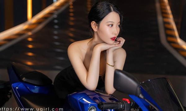 鍾晴 钟晴  UGirlsApp尤果圈爱尤物-2661-钟晴-《想牵你的手》机车女神，黑色短裙御姐，冷艳诱惑，车库街拍写真第25张图片