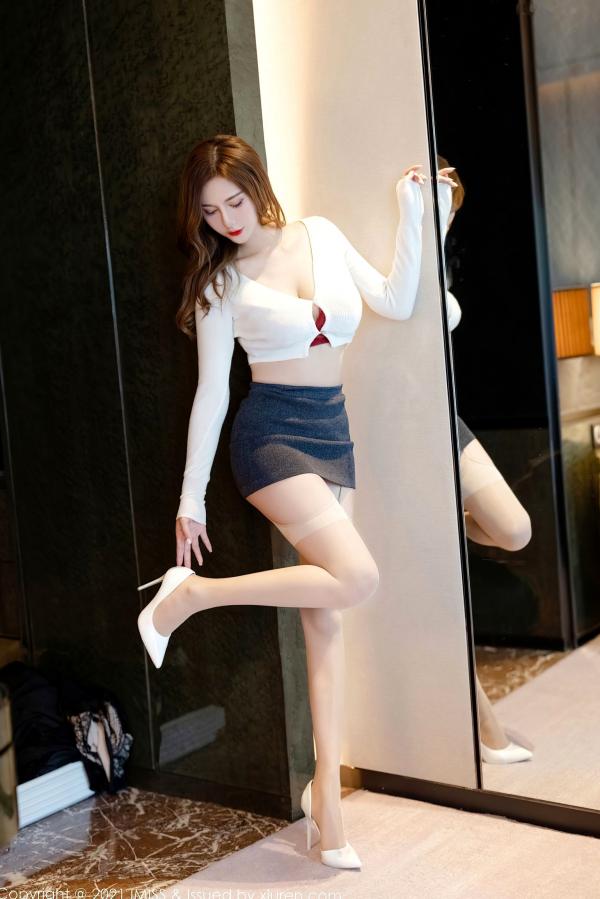 lavinia汐   IMiss爱蜜社 Lavinia肉肉：都市OL职场风，修身短裙与肉色丝袜尽显美腿诱惑第11张图片