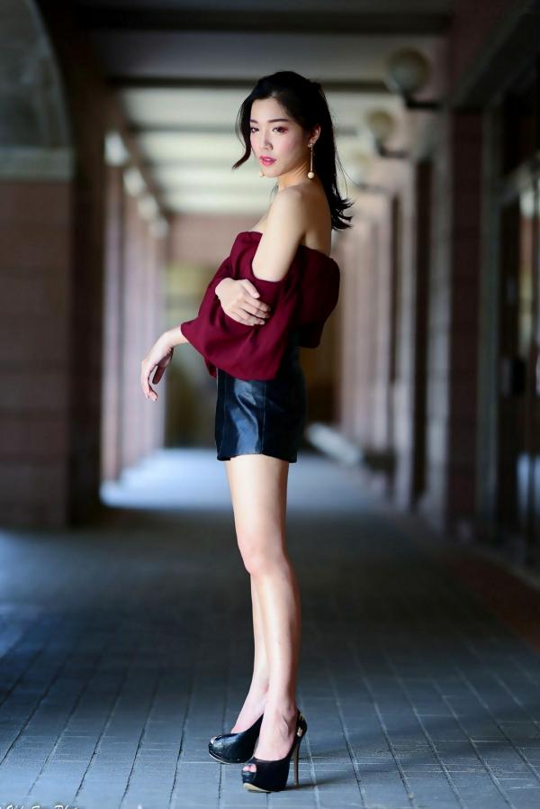 孙莎莎 孙瑜莎莎  台湾正妹孙莎莎高美馆户外性感写真，优雅露肩装展现清新气质与迷人曲线第1张图片