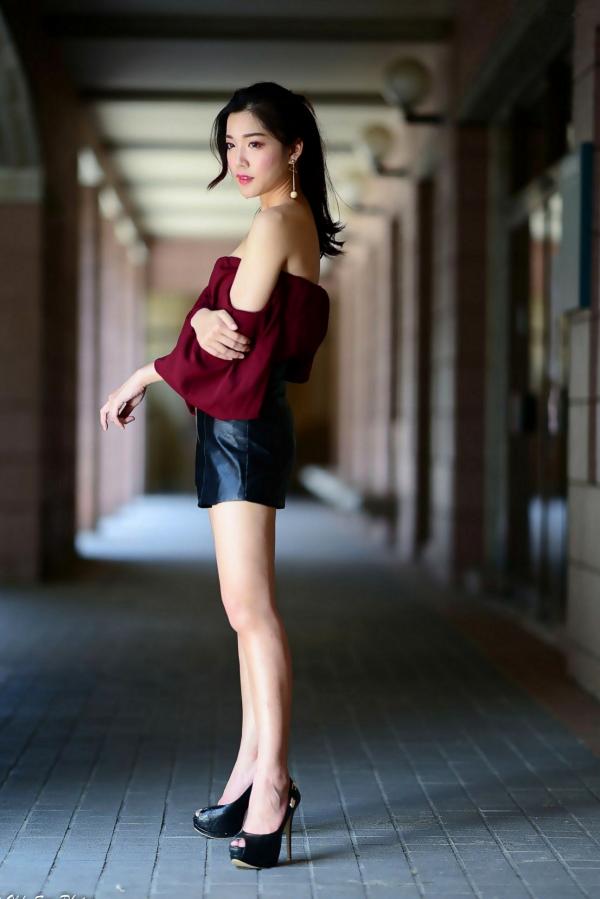 孙莎莎 孙瑜莎莎  台湾正妹孙莎莎高美馆户外性感写真，优雅露肩装展现清新气质与迷人曲线第2张图片