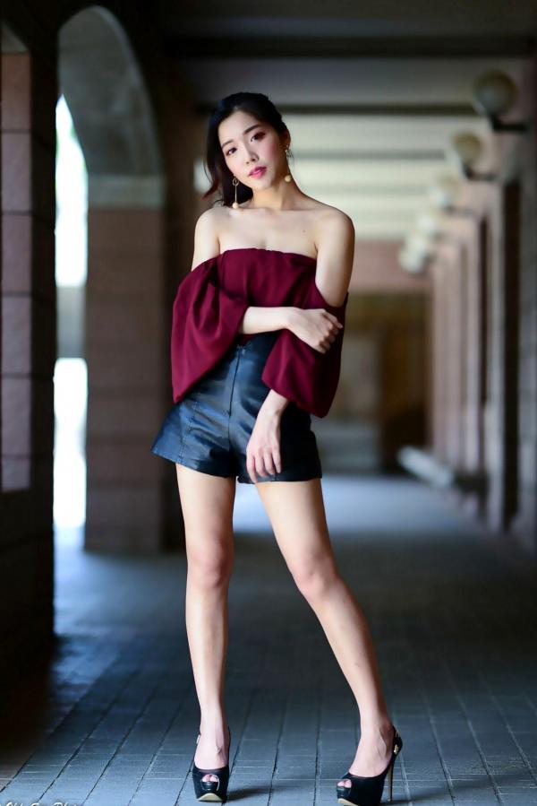 孙莎莎 孙瑜莎莎  台湾正妹孙莎莎高美馆户外性感写真，优雅露肩装展现清新气质与迷人曲线第5张图片