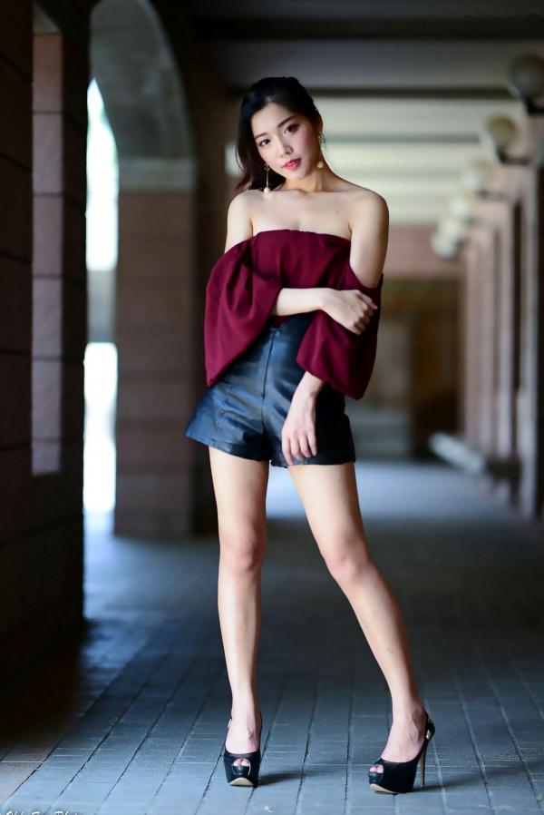 孙莎莎 孙瑜莎莎  台湾正妹孙莎莎高美馆户外性感写真，优雅露肩装展现清新气质与迷人曲线第6张图片