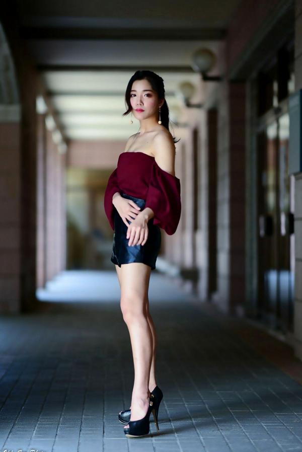 孙莎莎 孙瑜莎莎  台湾正妹孙莎莎高美馆户外性感写真，优雅露肩装展现清新气质与迷人曲线第9张图片