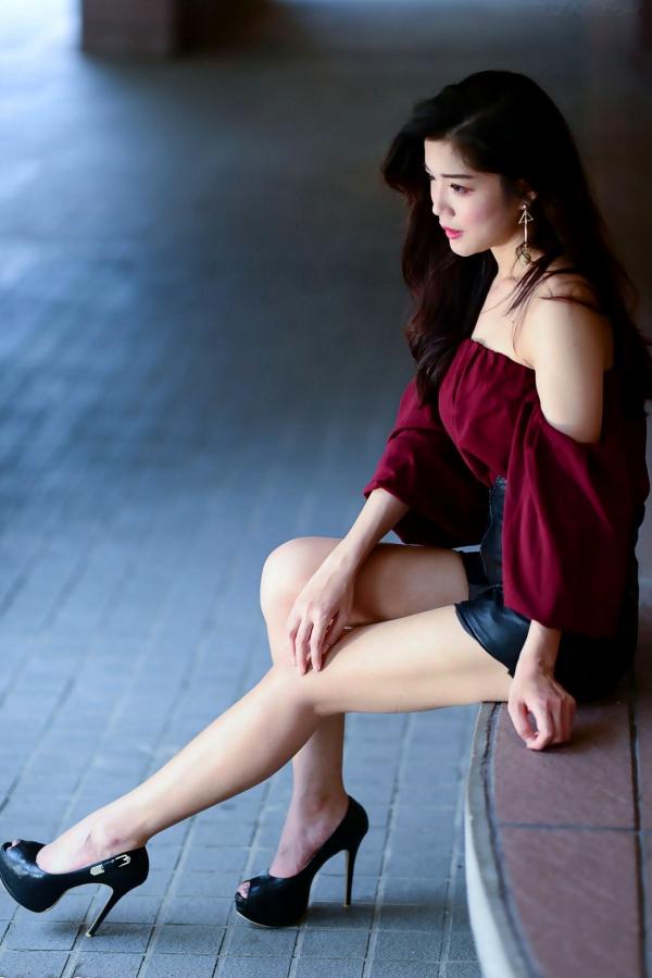 孙莎莎 孙瑜莎莎  台湾正妹孙莎莎高美馆户外性感写真，优雅露肩装展现清新气质与迷人曲线第11张图片