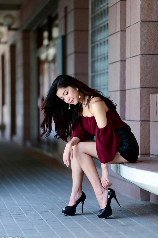 孙莎莎 孙瑜莎莎  台湾正妹孙莎莎高美馆户外性感写真，优雅露肩装展现清新气质与迷人曲线第14张图片