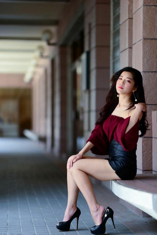 孙莎莎 孙瑜莎莎  台湾正妹孙莎莎高美馆户外性感写真，优雅露肩装展现清新气质与迷人曲线第16张图片