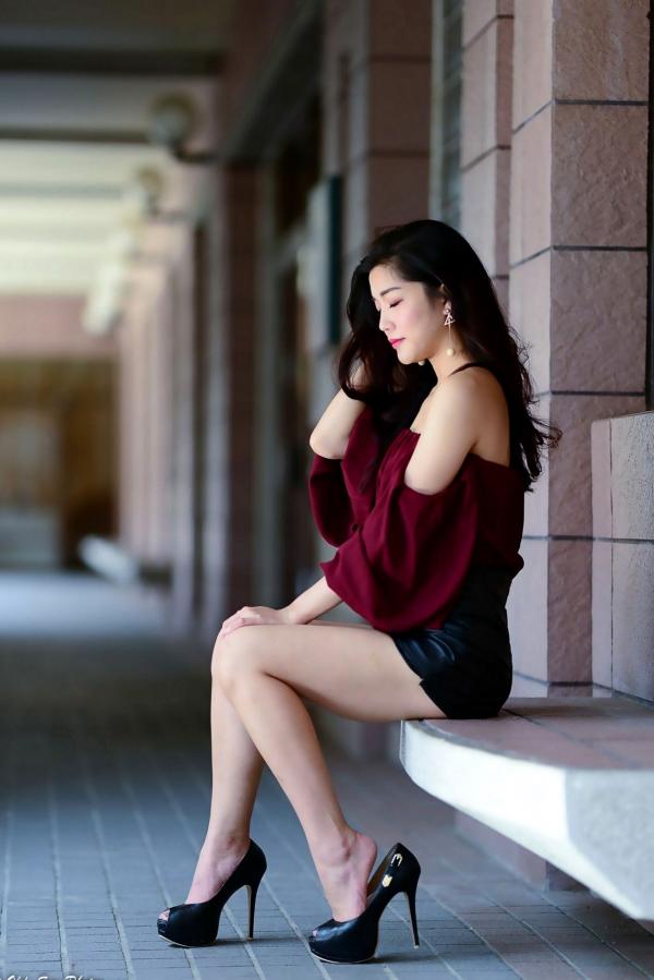 孙莎莎 孙瑜莎莎  台湾正妹孙莎莎高美馆户外性感写真，优雅露肩装展现清新气质与迷人曲线第21张图片