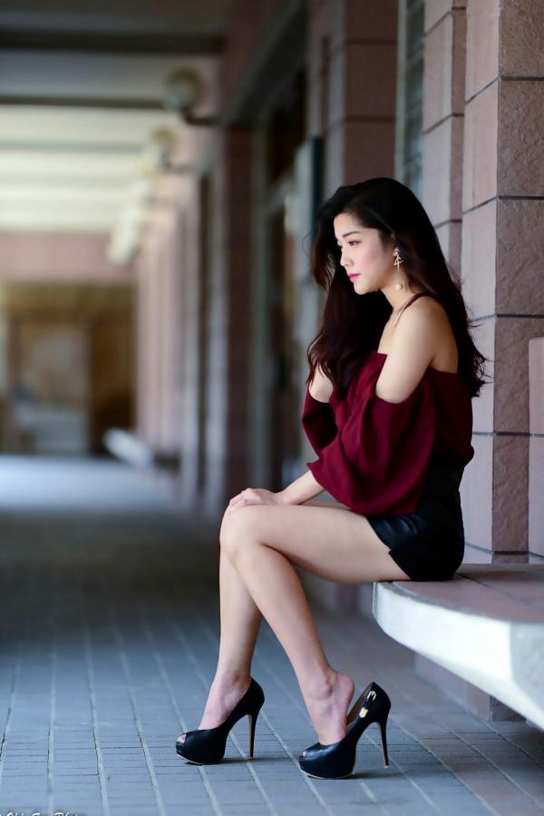孙莎莎 孙瑜莎莎  台湾正妹孙莎莎高美馆户外性感写真，优雅露肩装展现清新气质与迷人曲线第23张图片