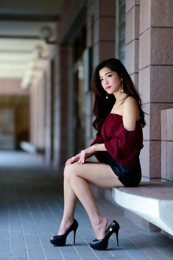 孙莎莎 孙瑜莎莎  台湾正妹孙莎莎高美馆户外性感写真，优雅露肩装展现清新气质与迷人曲线第24张图片