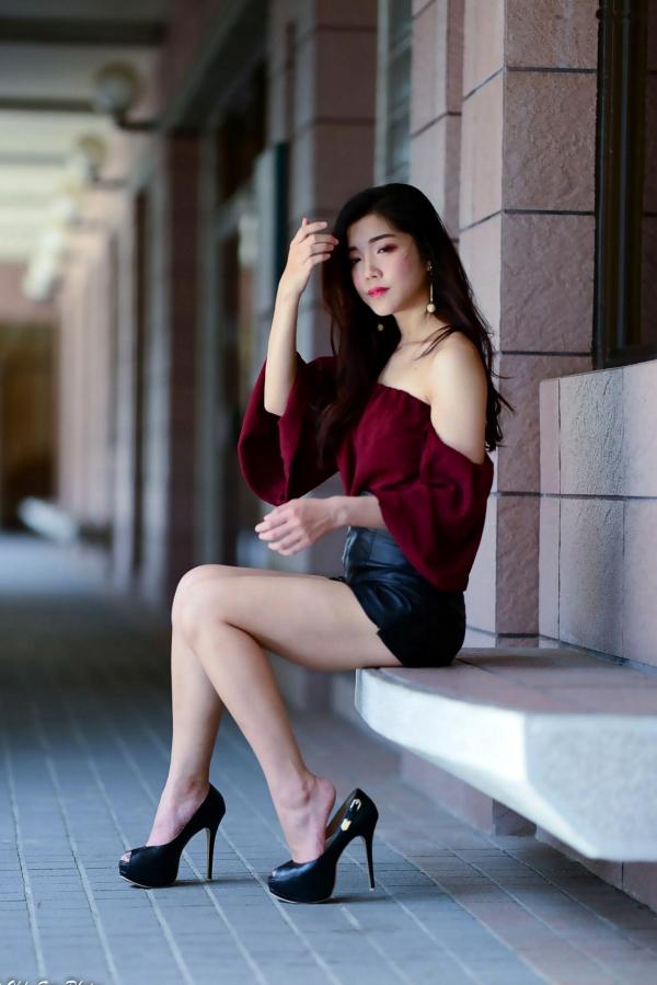 孙莎莎 孙瑜莎莎  台湾正妹孙莎莎高美馆户外性感写真，优雅露肩装展现清新气质与迷人曲线第25张图片
