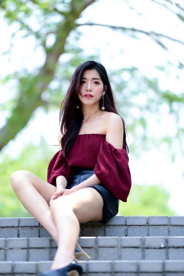 孙莎莎 孙瑜莎莎  台湾正妹孙莎莎高美馆户外性感写真，优雅露肩装展现清新气质与迷人曲线第28张图片