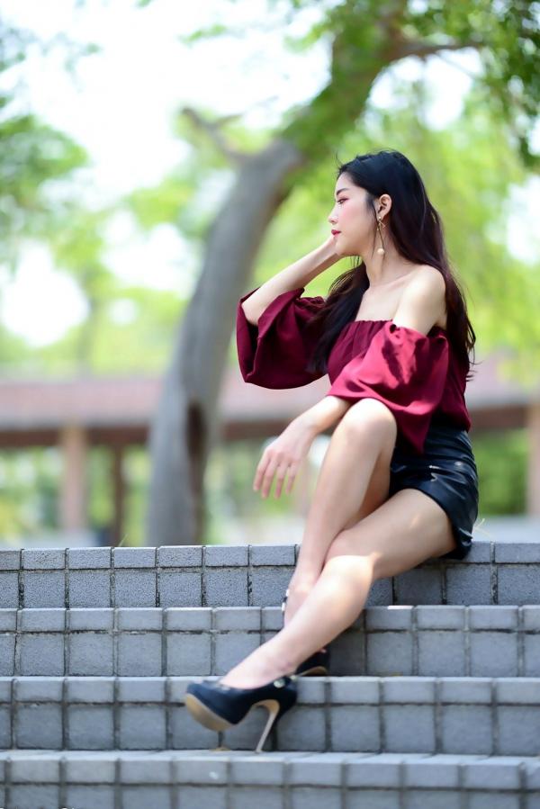 孙莎莎 孙瑜莎莎  台湾正妹孙莎莎高美馆户外性感写真，优雅露肩装展现清新气质与迷人曲线第32张图片