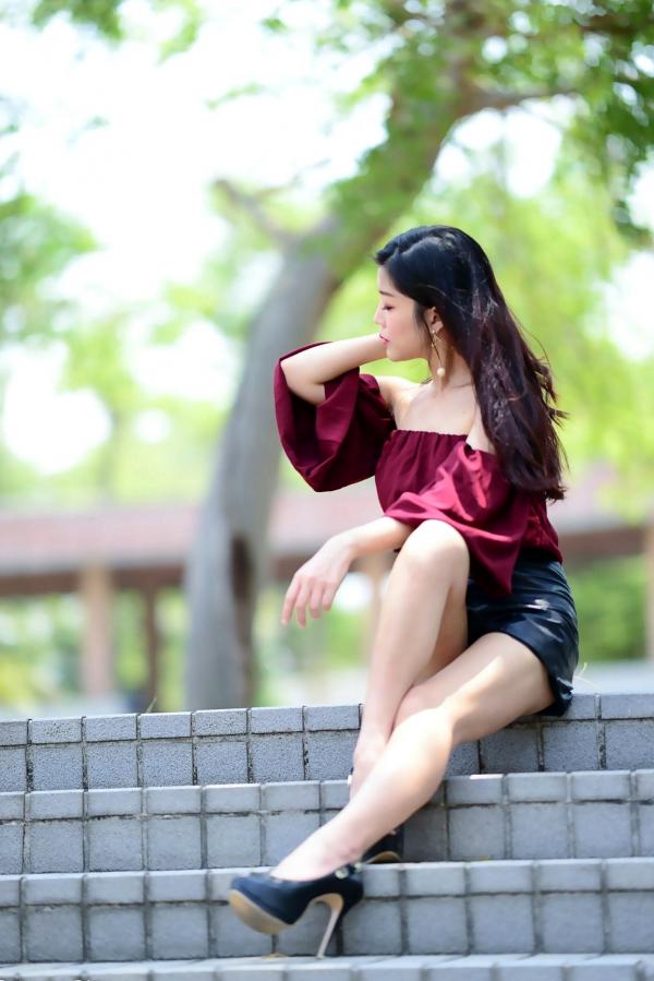 孙莎莎 孙瑜莎莎  台湾正妹孙莎莎高美馆户外性感写真，优雅露肩装展现清新气质与迷人曲线第33张图片