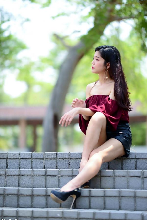 孙莎莎 孙瑜莎莎  台湾正妹孙莎莎高美馆户外性感写真，优雅露肩装展现清新气质与迷人曲线第34张图片