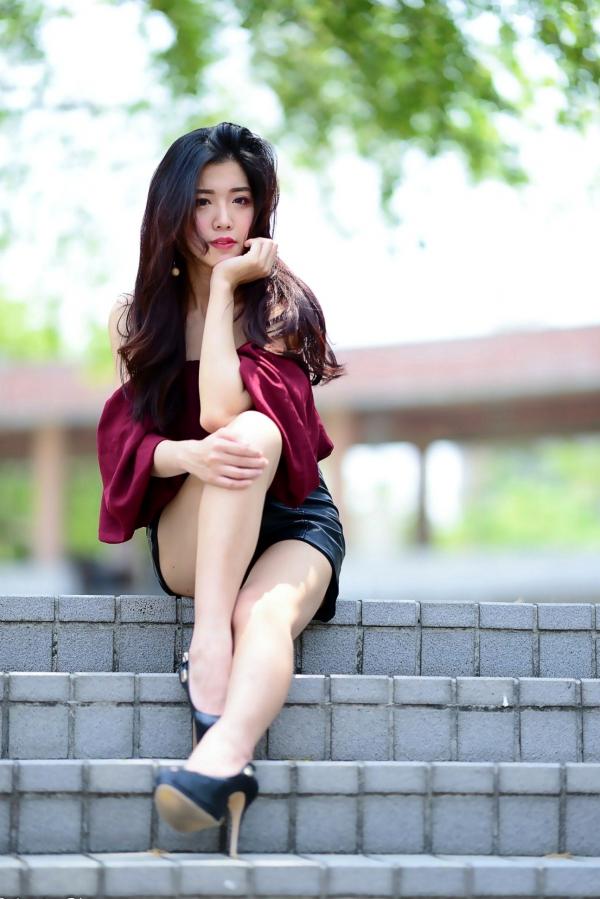 孙莎莎 孙瑜莎莎  台湾正妹孙莎莎高美馆户外性感写真，优雅露肩装展现清新气质与迷人曲线第39张图片