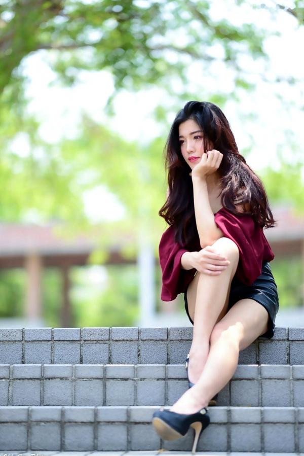 孙莎莎 孙瑜莎莎  台湾正妹孙莎莎高美馆户外性感写真，优雅露肩装展现清新气质与迷人曲线第40张图片