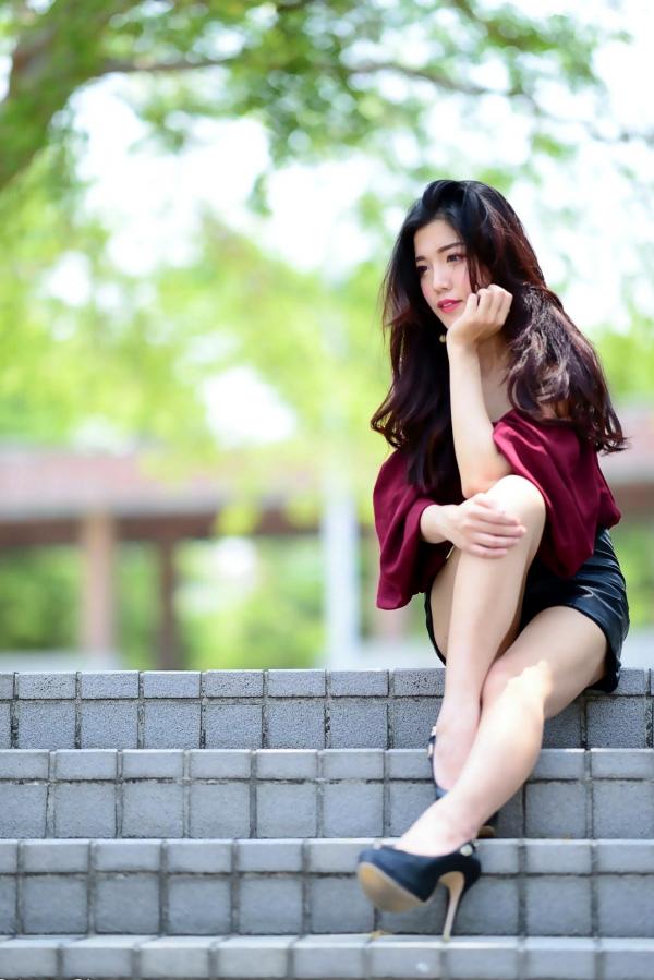 孙莎莎 孙瑜莎莎  台湾正妹孙莎莎高美馆户外性感写真，优雅露肩装展现清新气质与迷人曲线第41张图片