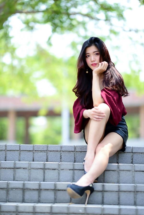 孙莎莎 孙瑜莎莎  台湾正妹孙莎莎高美馆户外性感写真，优雅露肩装展现清新气质与迷人曲线第42张图片